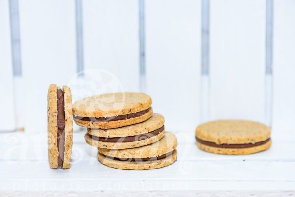 Biscuiți cu nucă, ciocolată și zmeură