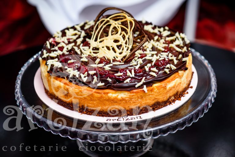 Cheesecake cu vanilie și topping de vișine si ciocolata