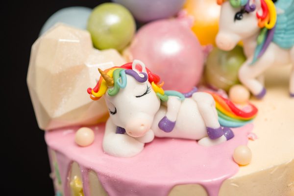 Tort aniversar cu unicorni - Catinca - imagine 4