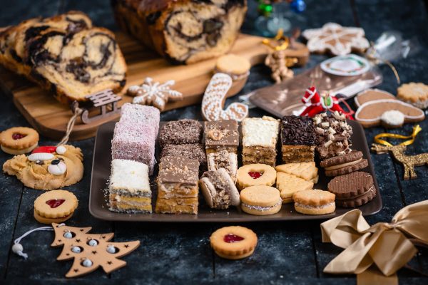 Platou prajituri asortate si fursecuri "Deluxe"