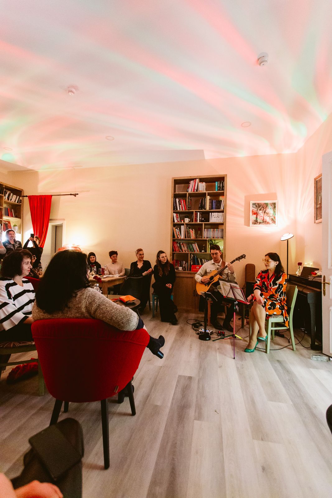 Concert la Artizan HUB, chitară și voce, publicul așezat în jurul artiștilor