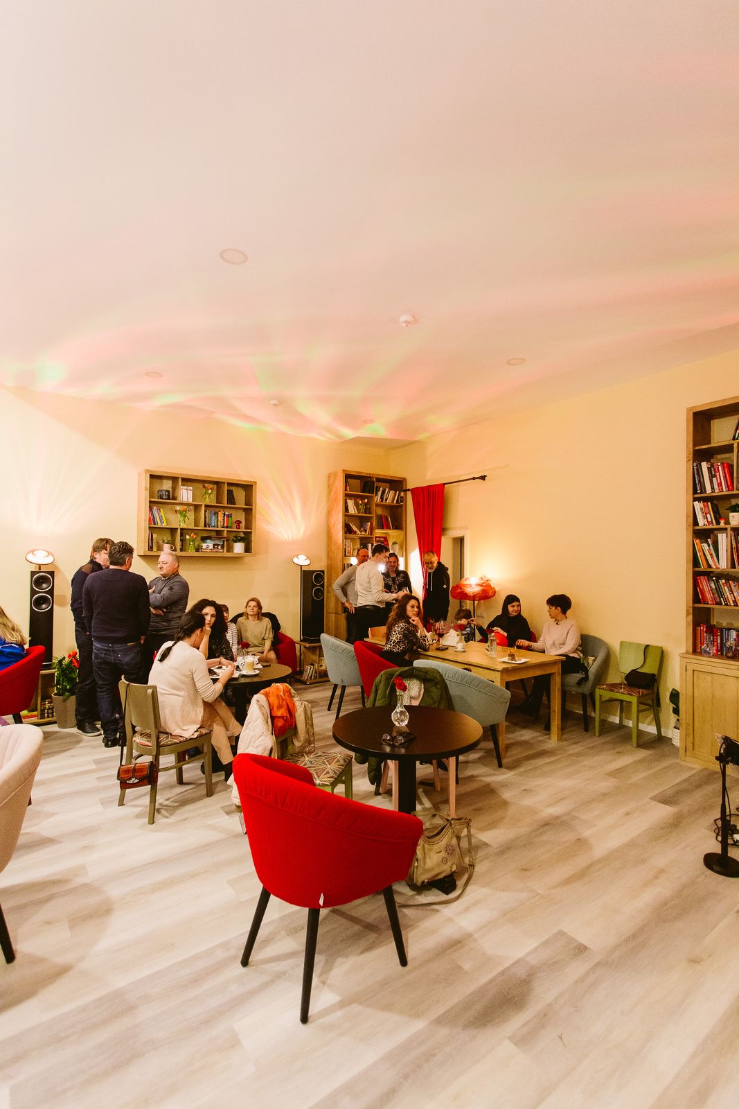 Sala Artizan HUB pregătită pentru eveniment, cu rafturi de cărți și fotolii