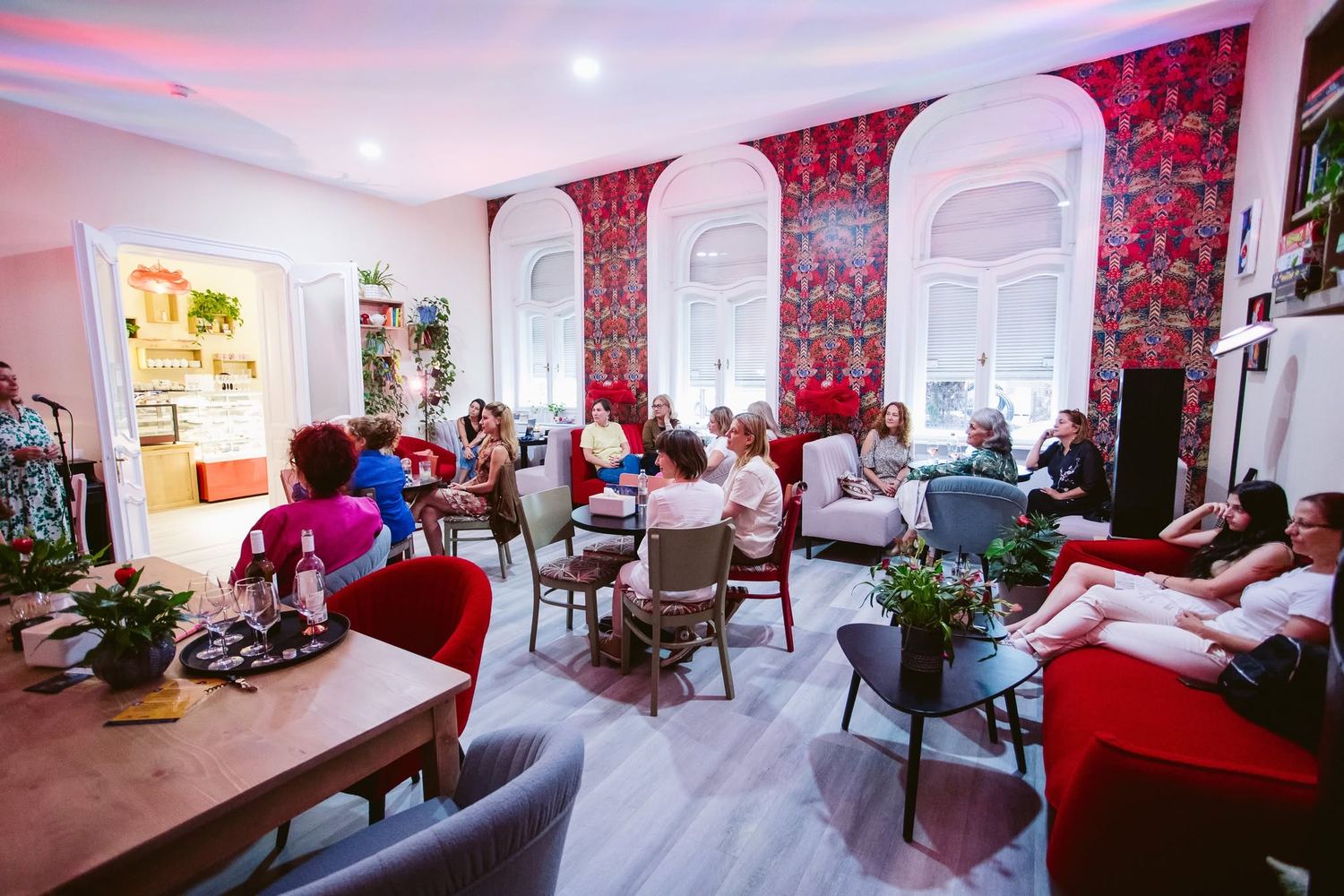 Sala Artizan HUB plină de public în timpul unui eveniment