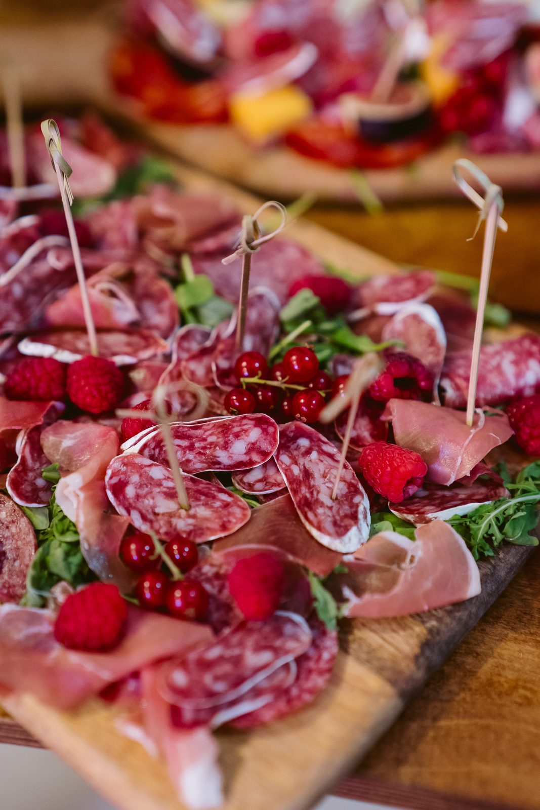 Platou cu salam, prosciutto, zmeură și coacăze roșii
