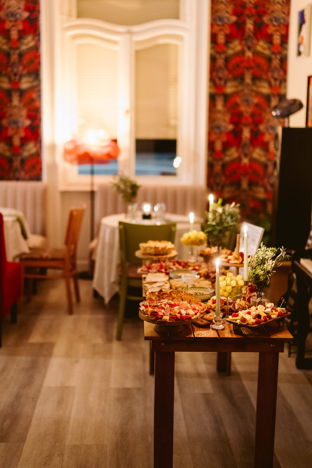 Sala Artizan HUB seara, cu bufetul rece pregătit pentru invitați